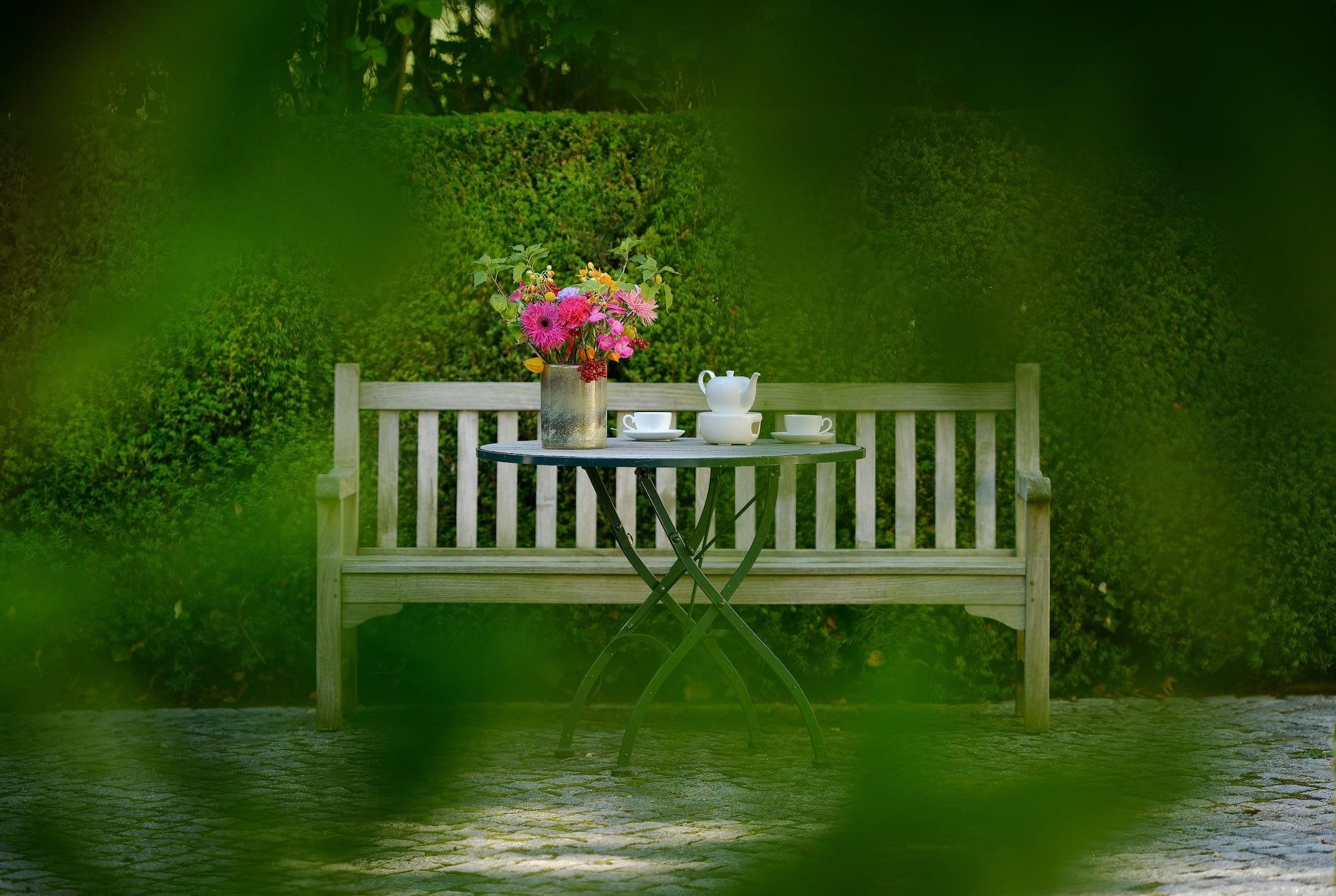 Hotel Louis C. Jacob Хамбург Екстериор снимка A bench in a garden
