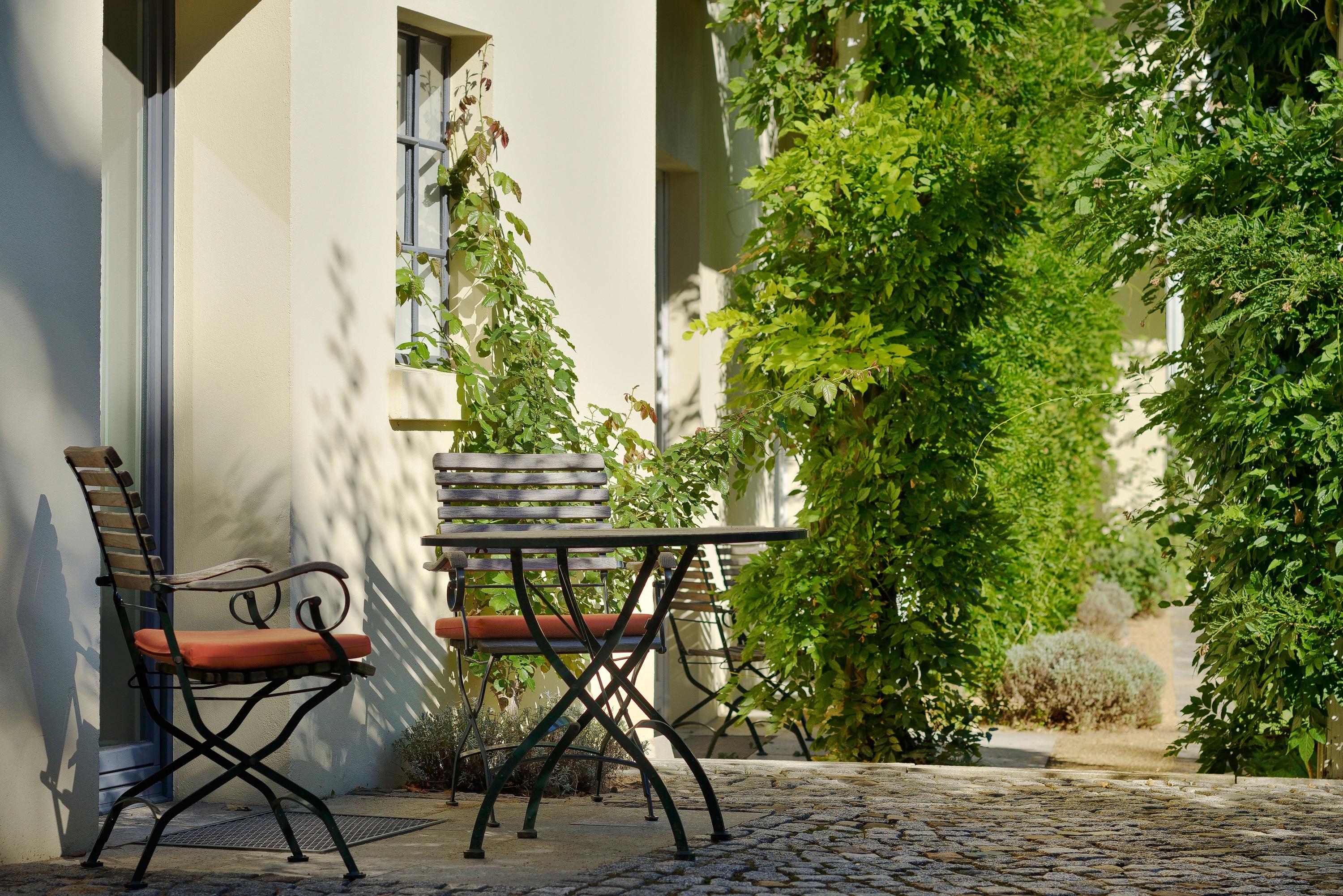 Hotel Louis C. Jacob Хамбург Екстериор снимка A typical courtyard in the old town
