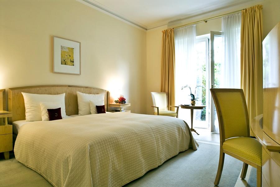 Hotel Louis C. Jacob Хамбург Екстериор снимка A room at the hotel