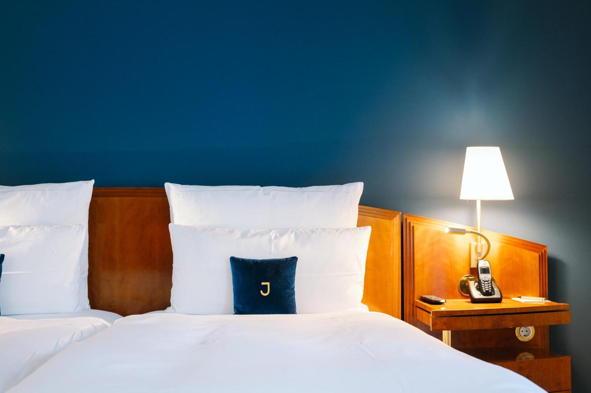 Hotel Louis C. Jacob Хамбург Екстериор снимка A room at the hotel