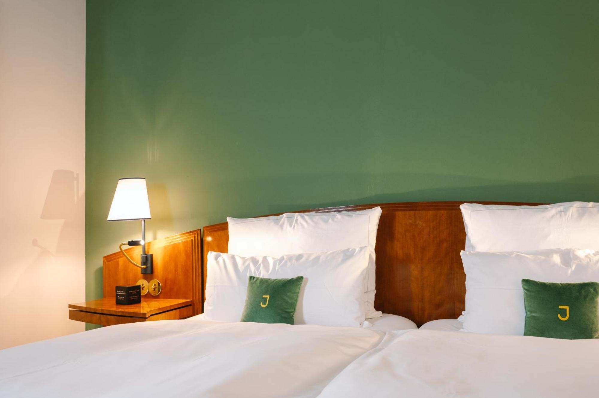 Hotel Louis C. Jacob Хамбург Екстериор снимка A room at the hotel